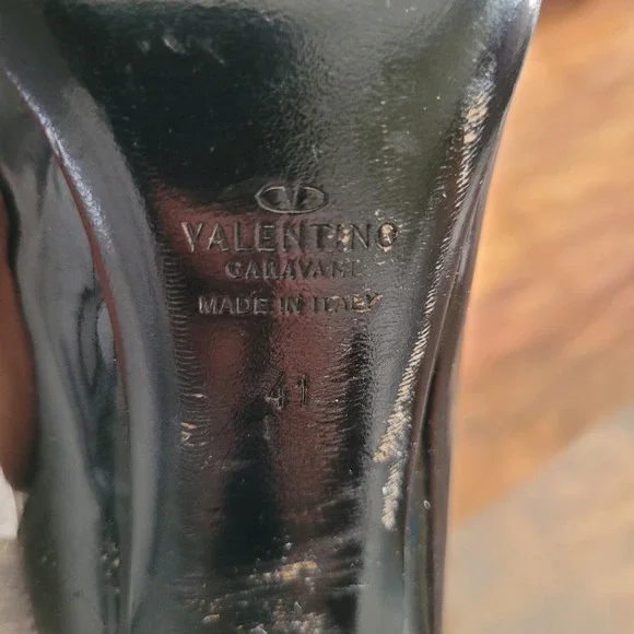 Valentino Garavani Black Patent Leather Pointed Toe Pumps Ribbed Heel Size 41